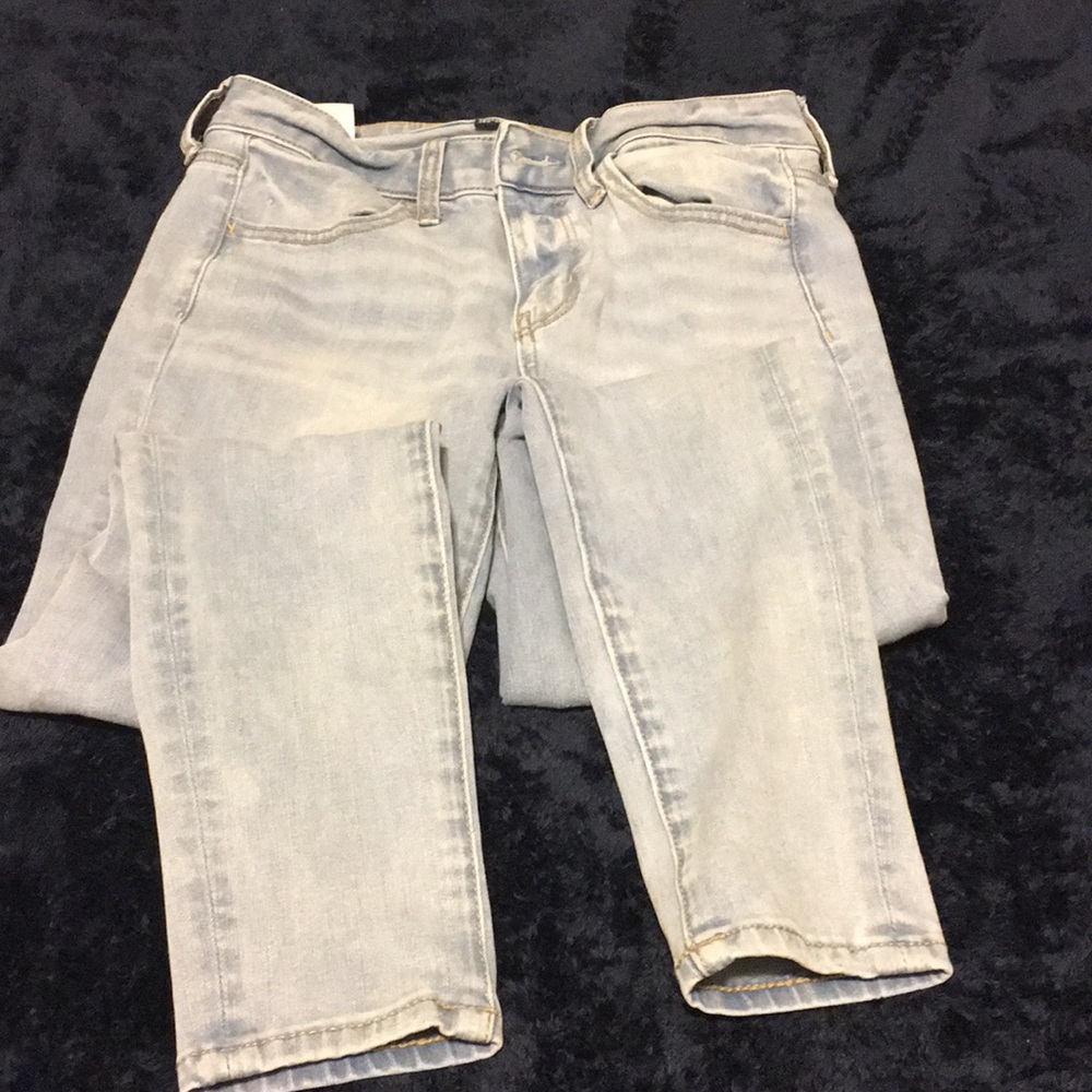 Light-wash skinny jeans.